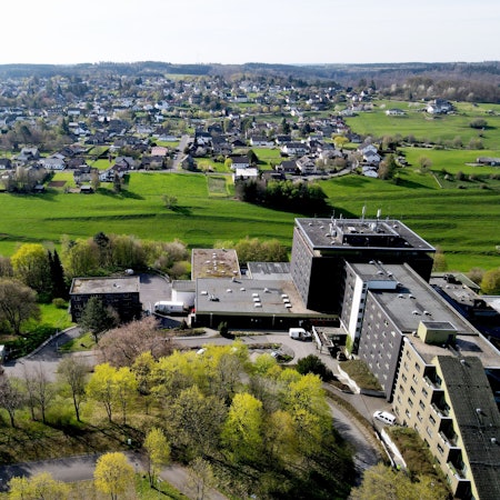 Das Luftbild zeigt die ehemalige Eifelhöhen-Klinik, im Hintergrund den Ort Marmagen.