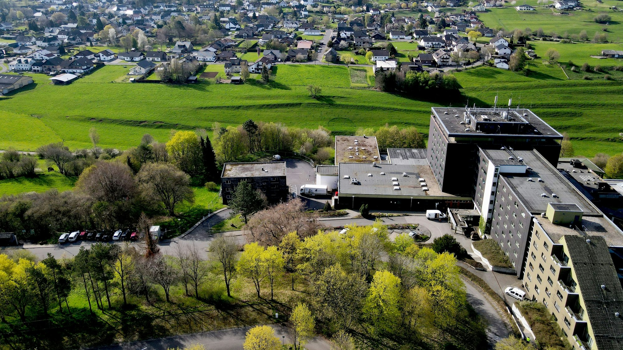 Das Luftbild zeigt die ehemalige Eifelhöhen-Klinik und Marmagen. (Symbolbild)
