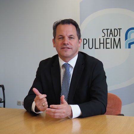 Es ist Bürgermeister Frank Keppeler zu sehen.