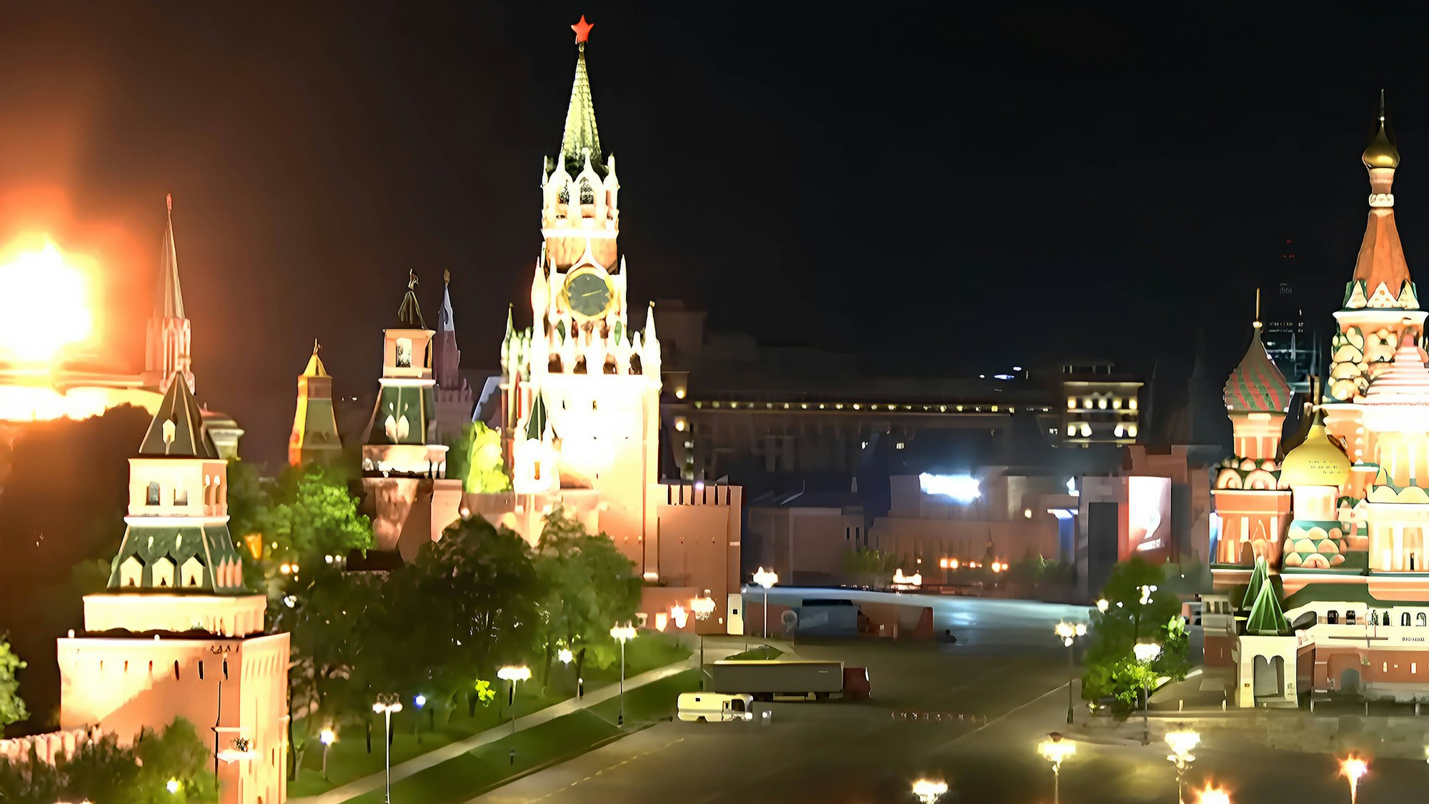 Überwachungskameras haben den Moment der Explosion festgehalten. Links im Bild ist ein Feuerball über dem Kreml erkennbar. Russland beschuldigt die Ukraine und die USA für die Attacke verantwortlich zu sein.