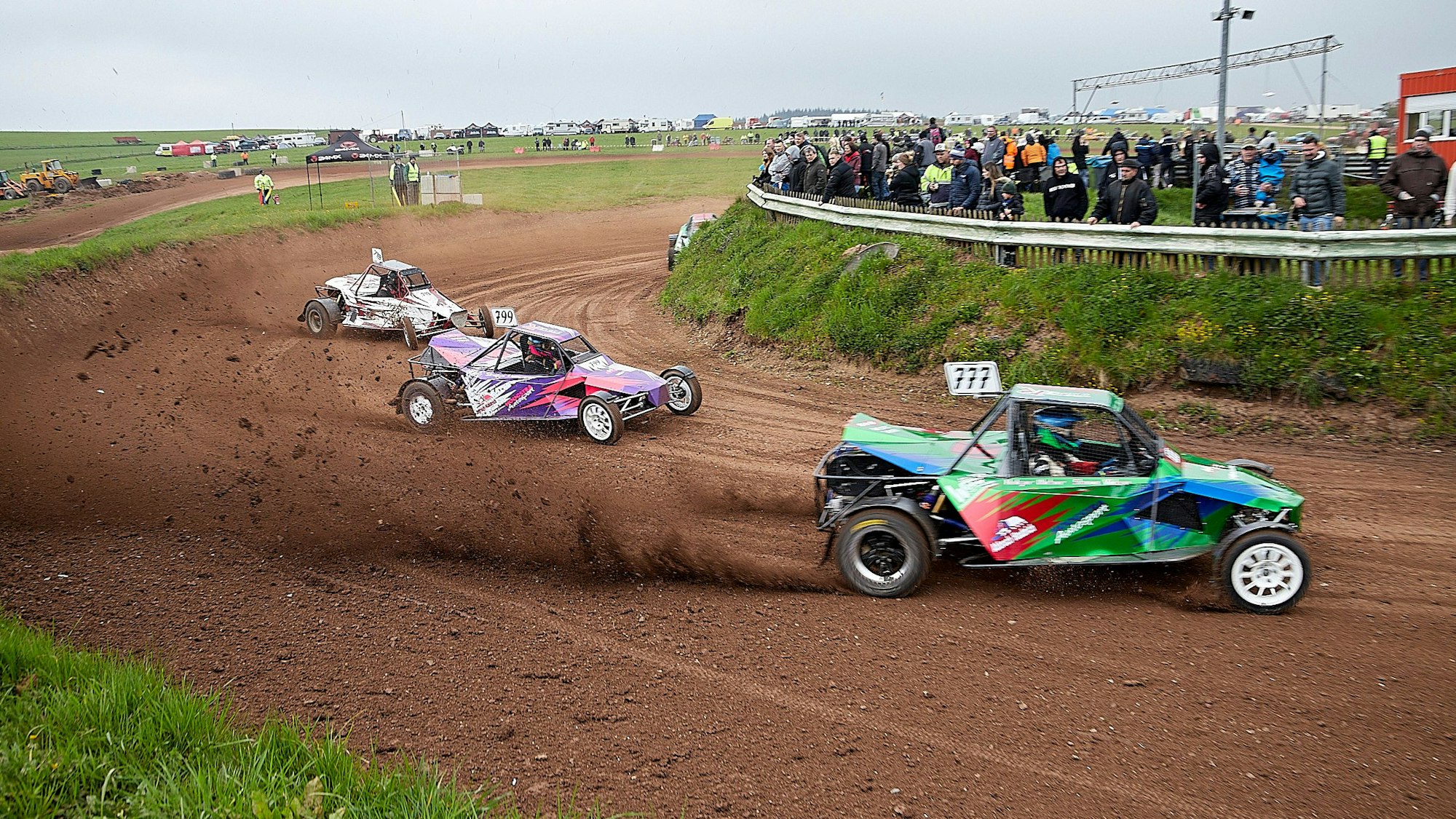 Drei Rennautos durchfahren eine Kurve auf dem Itzbachring.