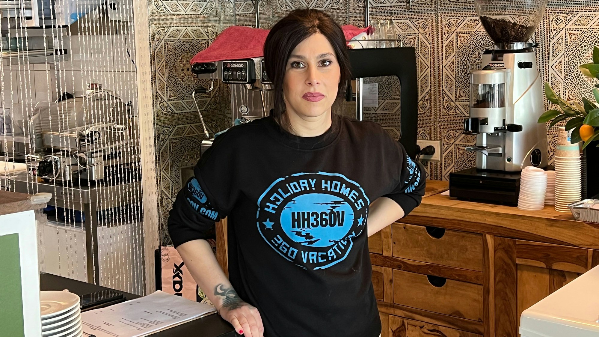 Evelina Di Chiara steht in ihrem Café Nonna Pina in Kerpen-Horrem.