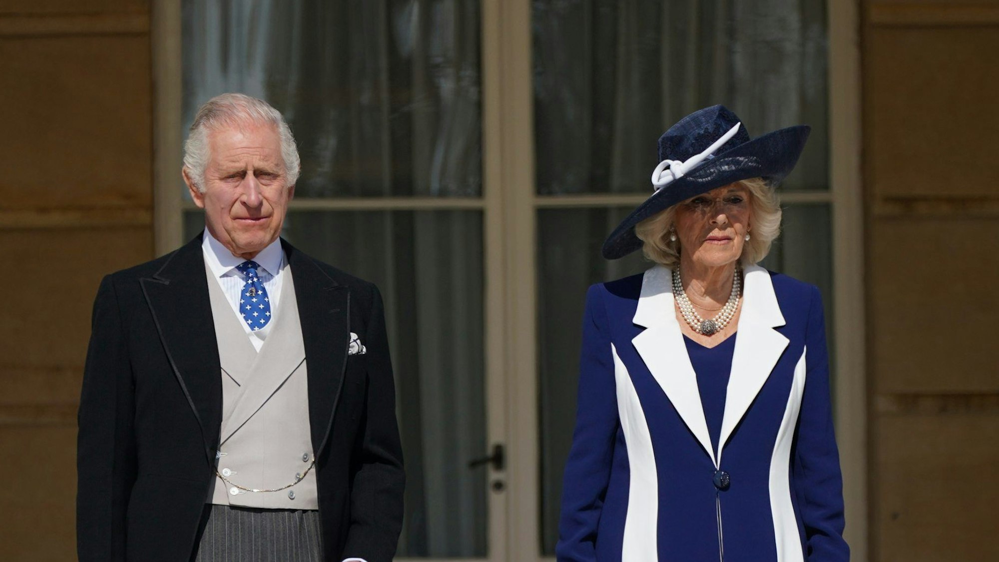 König Charles III. und Königin Camilla bei einer Gartenparty im Buckingham Palace.