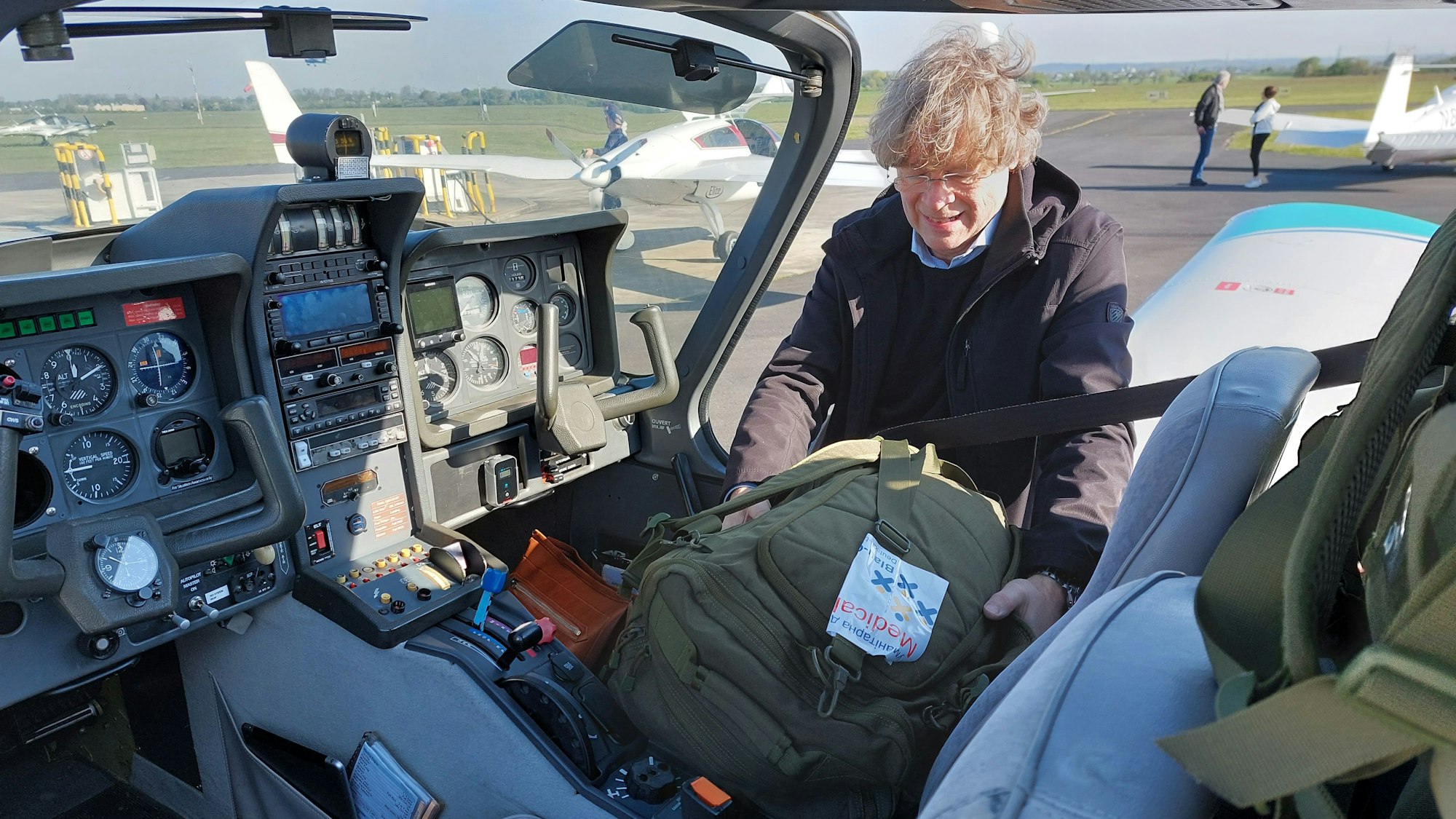 Es ist Manfred Grabbe zu sehen, der seine Maschine belädt.