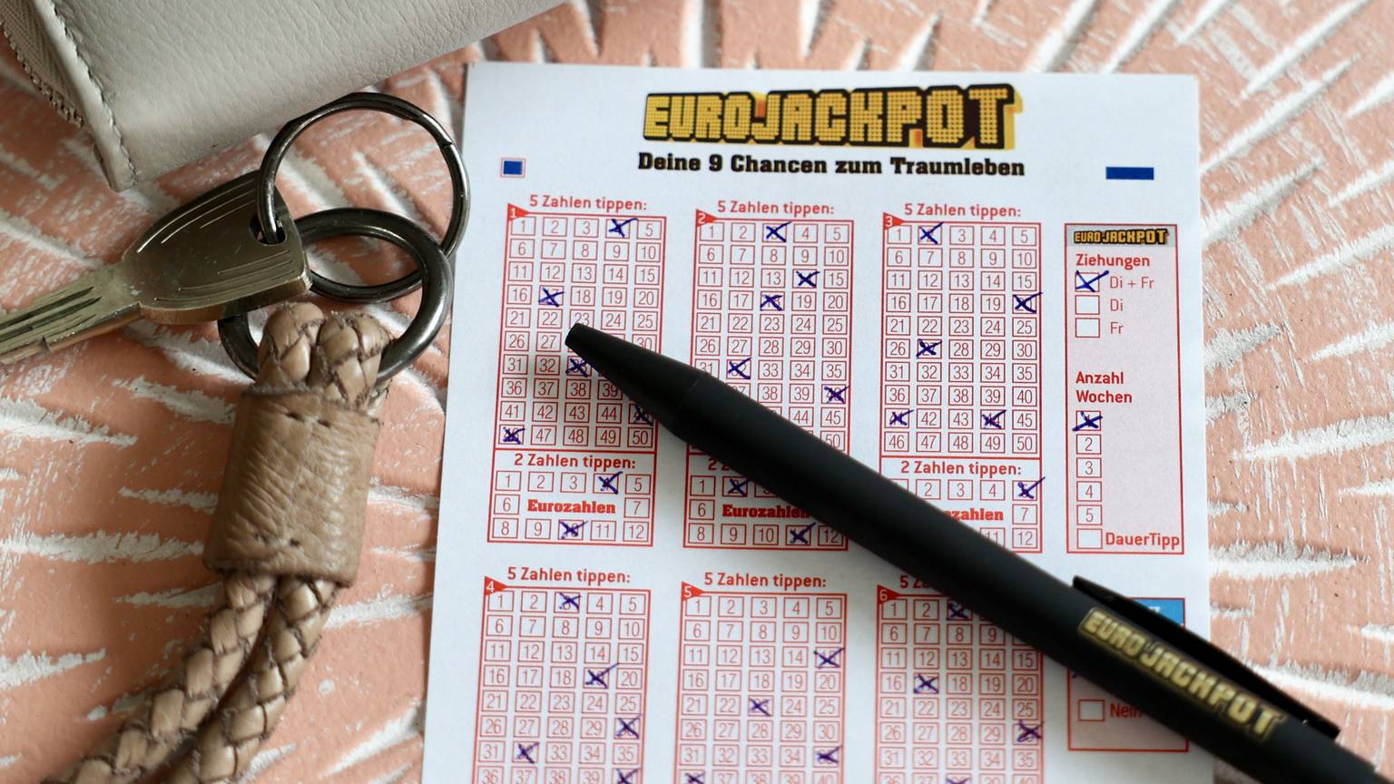 Eurojackpot Lottoschein auf dem Tisch