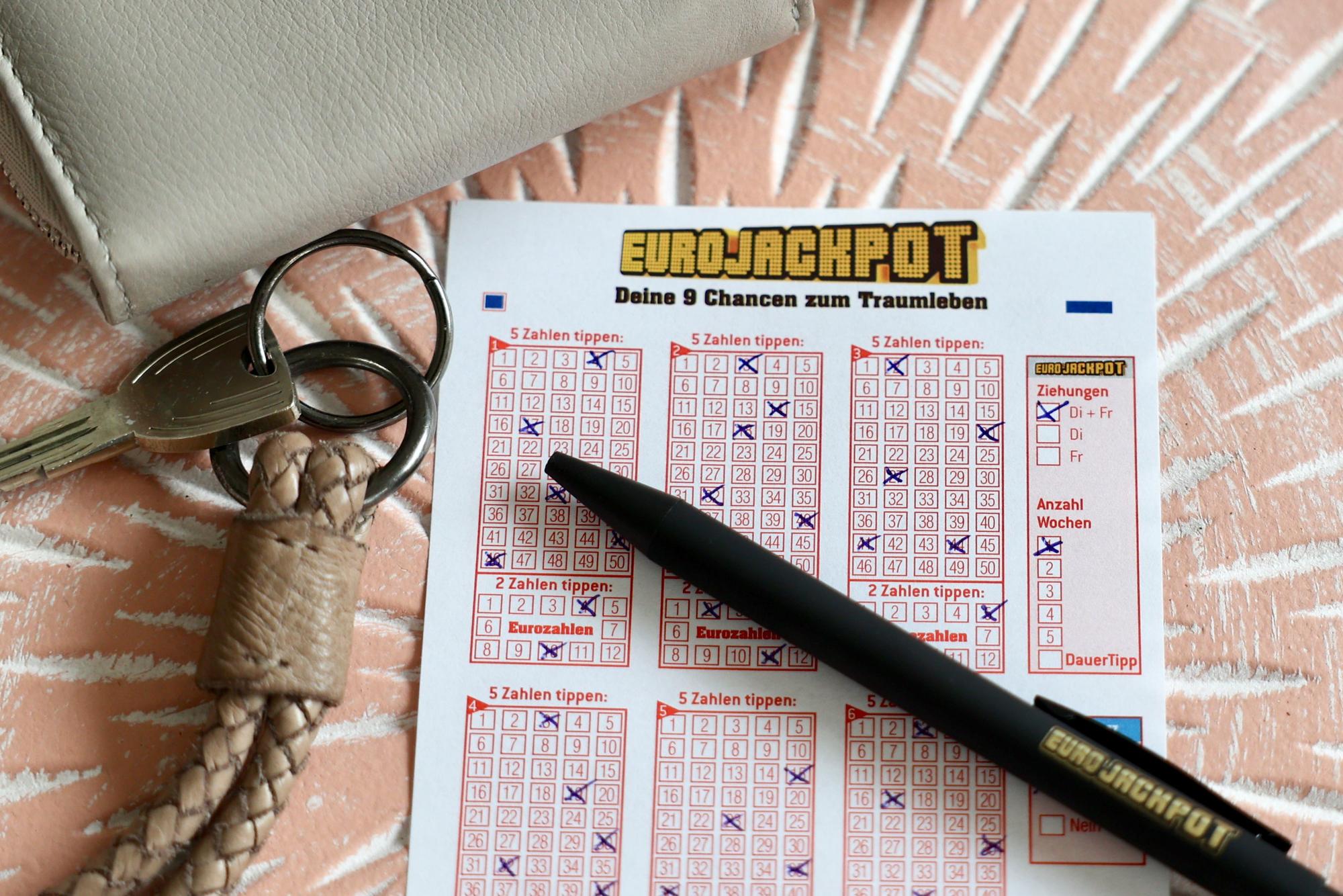 Eurojackpot Lottoschein auf dem Tisch