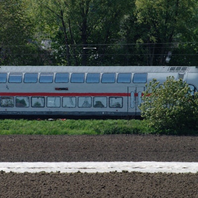 Ein IC steht nach einem Zugunglück bei Hürth auf den Schienen nahe dem Unfallort. Zwei Arbeiter sind bei einem Zusammenstoß mit dem Zug getötet worden.