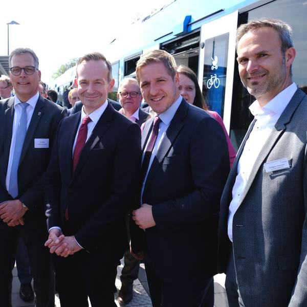 Bei der Ankunft in Euskirchen wurde Bundesverkehrsminister Volker Wissing (M.) von Wolfgang Honecker, dem Technischen Beigeordneten der Stadt Euskirchen (r.), begrüßt. Achim Blindert, Ulf Hürtgen (v.l.) und Markus Ramers hatten den Minister bei der Fahrt begleitet.