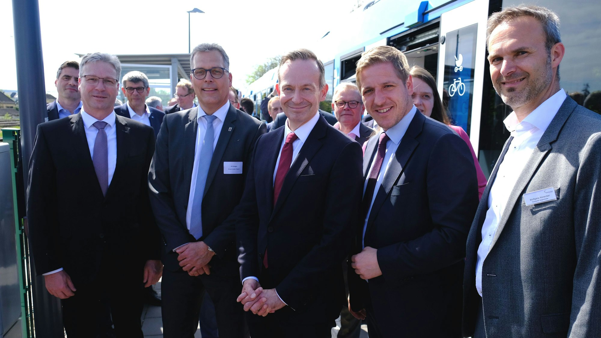 Bei der Ankunft in Euskirchen wurde Bundesverkehrsminister Volker Wissing (M.) von Wolfgang Honecker, dem Technischen Beigeordneten der Stadt Euskirchen (r.), begrüßt. Achim Blindert, Ulf Hürtgen (v.l.) und Markus Ramers hatten den Minister bei der Fahrt begleitet.