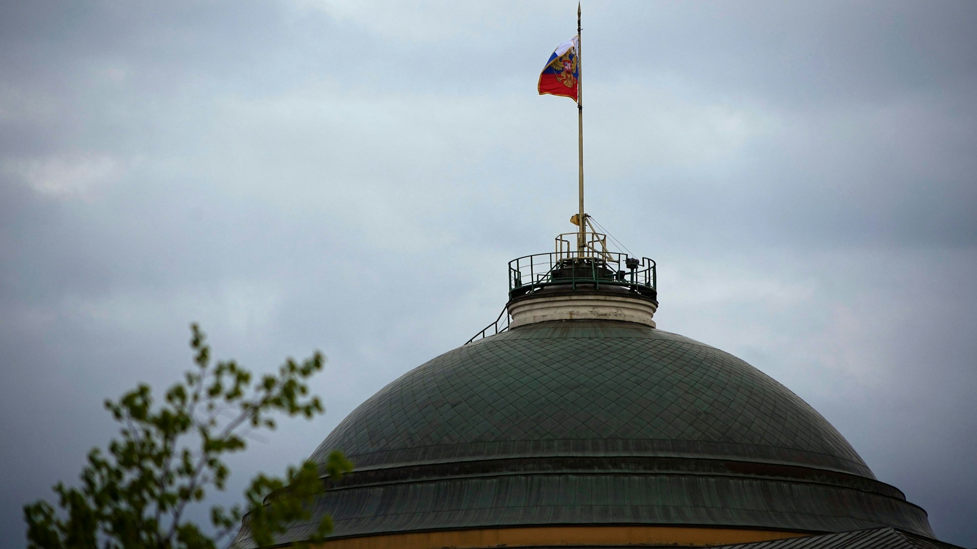 03.05.2023, Russland, Moskau: Blick auf die Kuppel des Senatspalastes im Moskauer Kreml. Der ukrainische Präsident Selenskyj hat Russland die Fabrikation eines angeblichen Drohnenangriffs auf den Kreml vorgeworfen. Foto: Uncredited/AP/dpa +++ dpa-Bildfunk +++