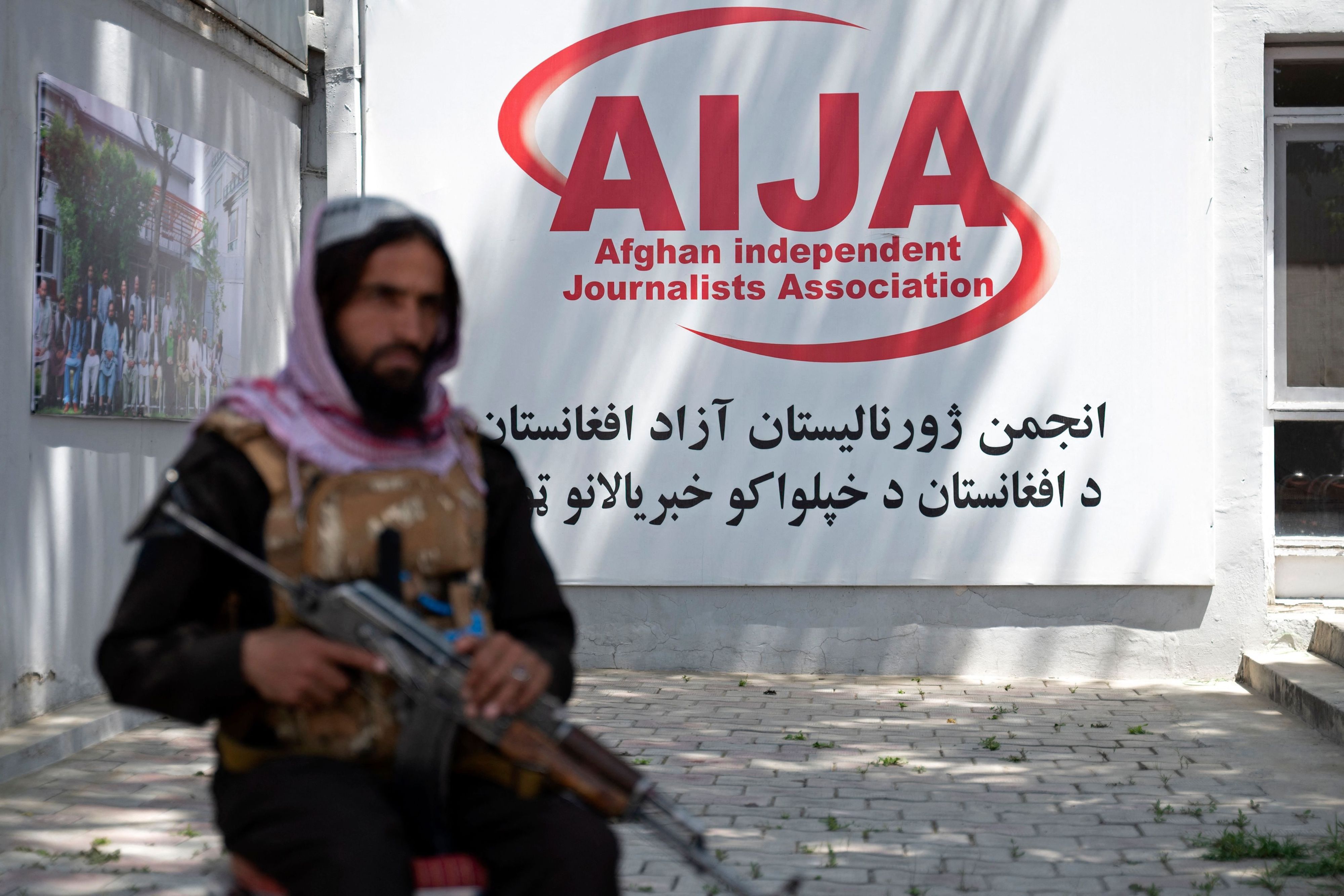 Ein Mitglied der Sicherheitskräfte der Taliban hält Wache während einer Veranstaltung der Afghan Independent Journalists Association. (Symbolbild)