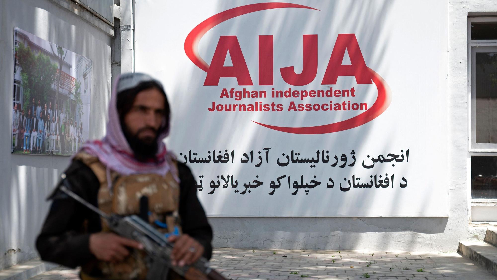 Ein Mitglied der Sicherheitskräfte der Taliban hält Wache während einer Veranstaltung der Afghan Independent Journalists Association. (Symbolbild)