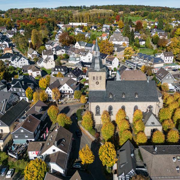 Es ist der Ortskern von Lindlar von oben zu sehen.