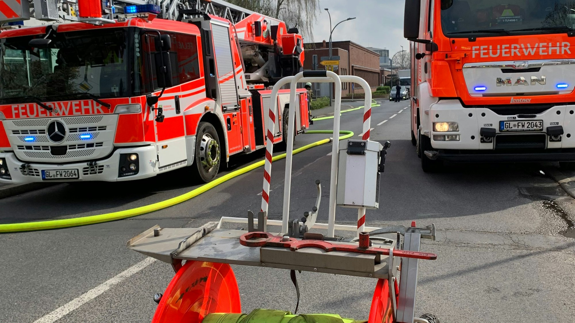 Das Foto zeigt zwei Löschfahrzeuge der Gladbacher Feuerwehr bei einem Einsatz.