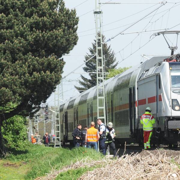 Das Bild zeigt Beamte der Bahnpolizei und Rettungskräfte am Zug.
