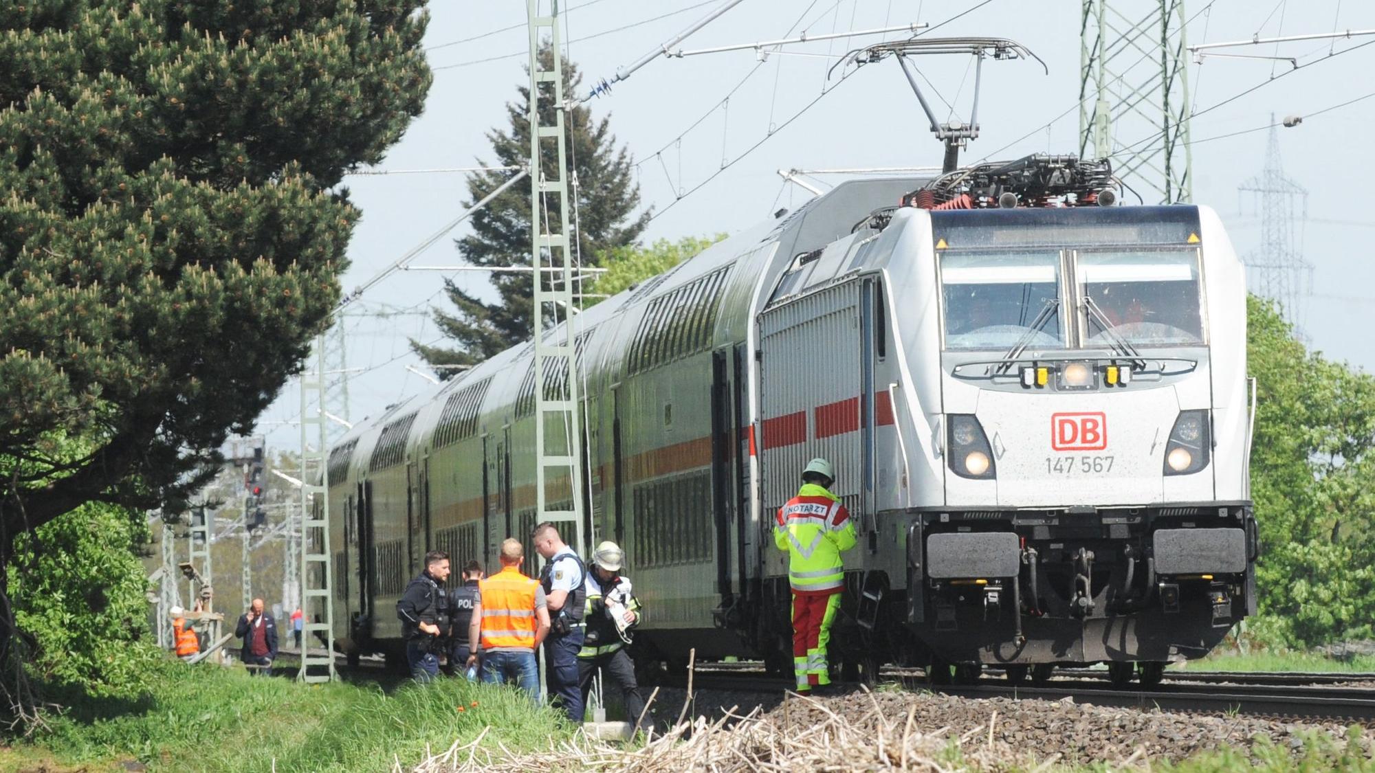 Das Bild zeigt Beamte der Bahnpolizei und Rettungskräfte am Zug.
