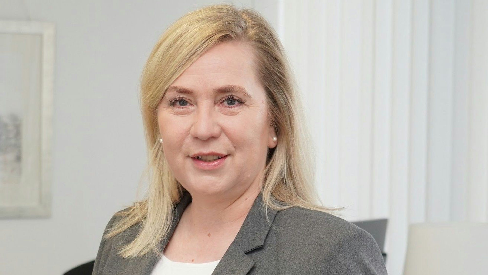 Das Foto zeigt Frechens Bürgermeisterin Susanne Stupp in ihrem Büro.