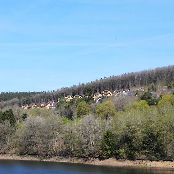 Oberhalb des Kronenburger Sees betseht bereits eine Ferienhaus-Anlage.