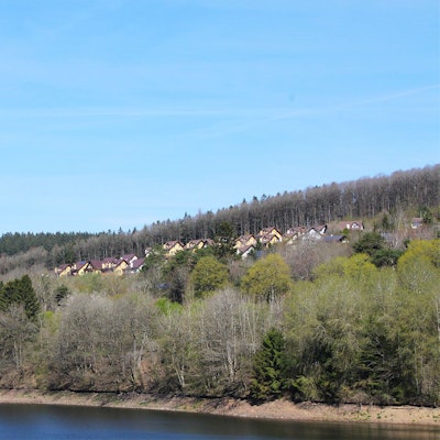Oberhalb des Kronenburger Sees betseht bereits eine Ferienhaus-Anlage.