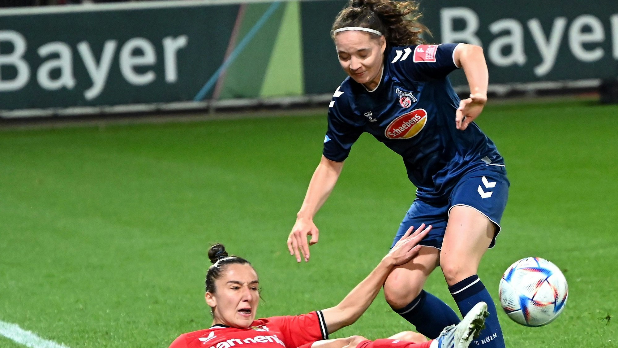 23.09.2022, Fussball-Frauen-Bayer Leverkusen - FC Köln
unten: Juliane Wirtz (Bayer)
oben: Lotta Cordes (Köln)
Foto: Uli Herhaus