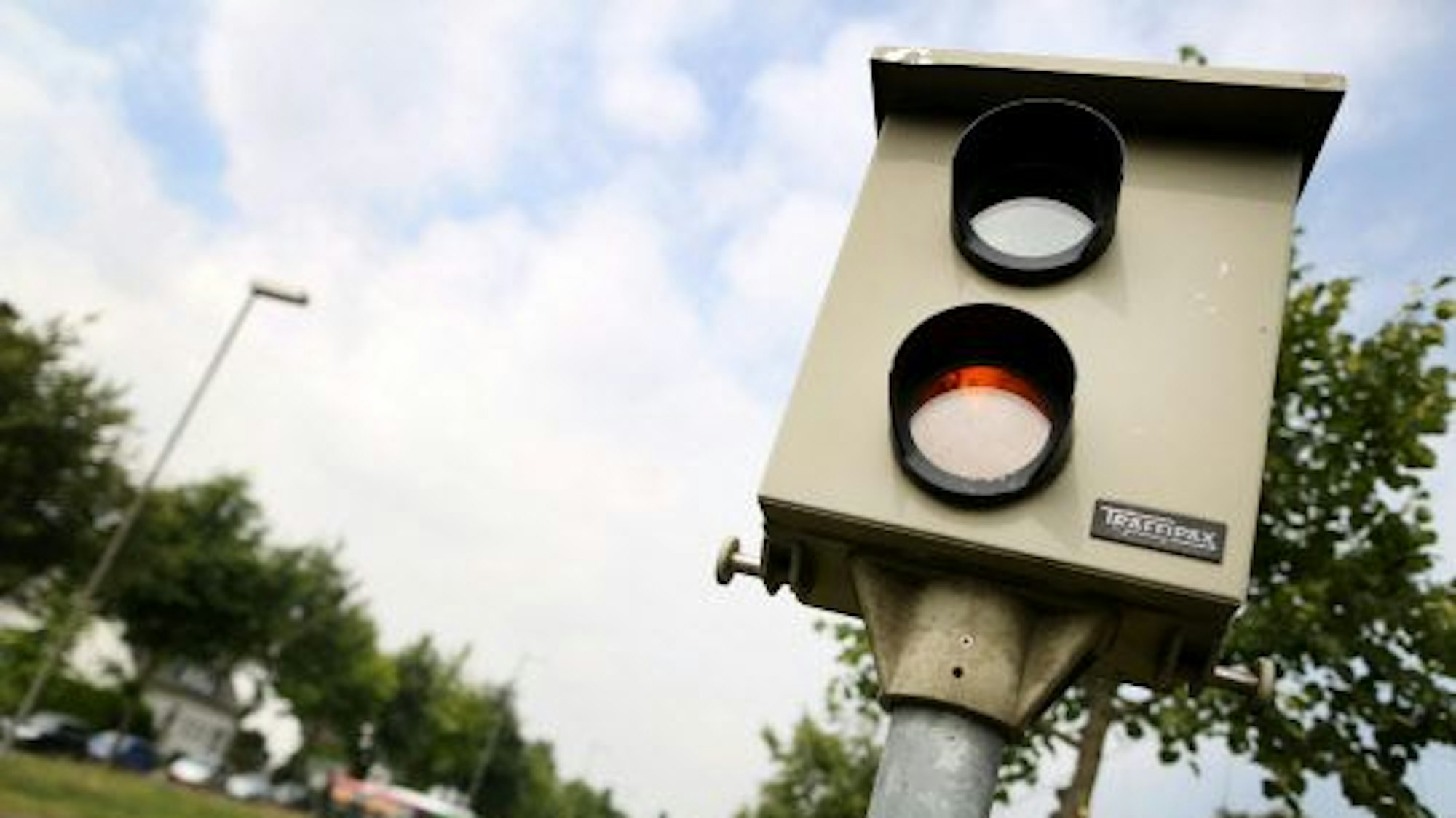 Ein Starenkasten hängt an einer Straße.