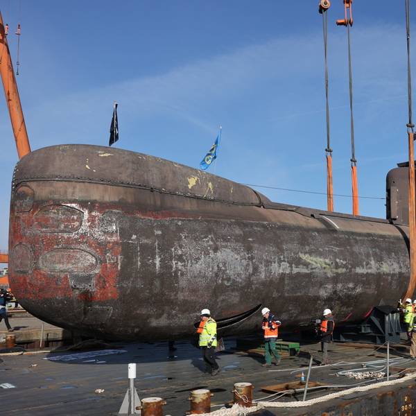 Kiel: Das Unterseeboot U17 wird auf dem Werftgelände von Thyssenkrupp Marine Systems aus dem Trockendock auf ein Schwimmponton verladen.