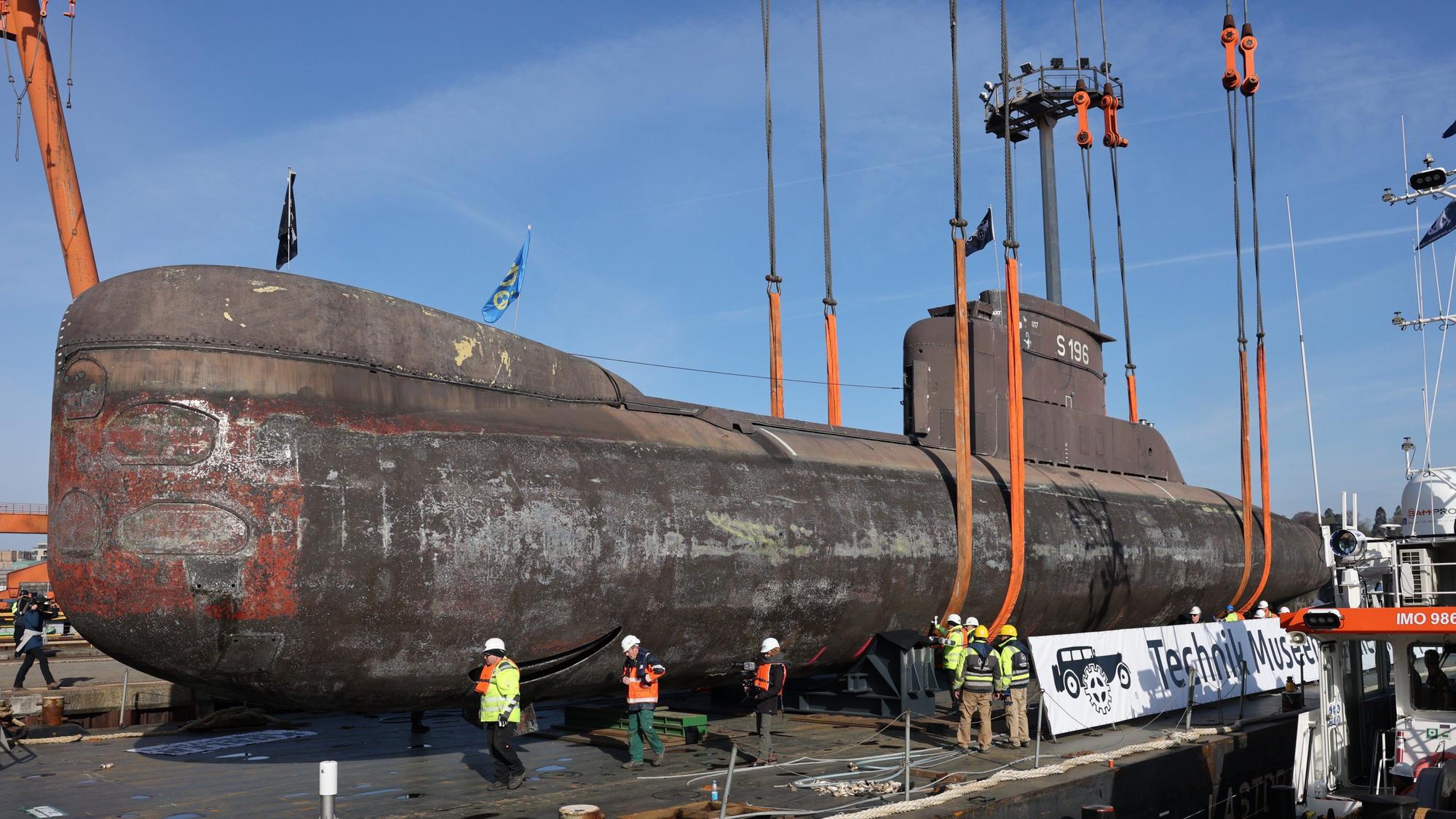 Kiel: Das Unterseeboot U17 wird auf dem Werftgelände von Thyssenkrupp Marine Systems aus dem Trockendock auf ein Schwimmponton verladen.