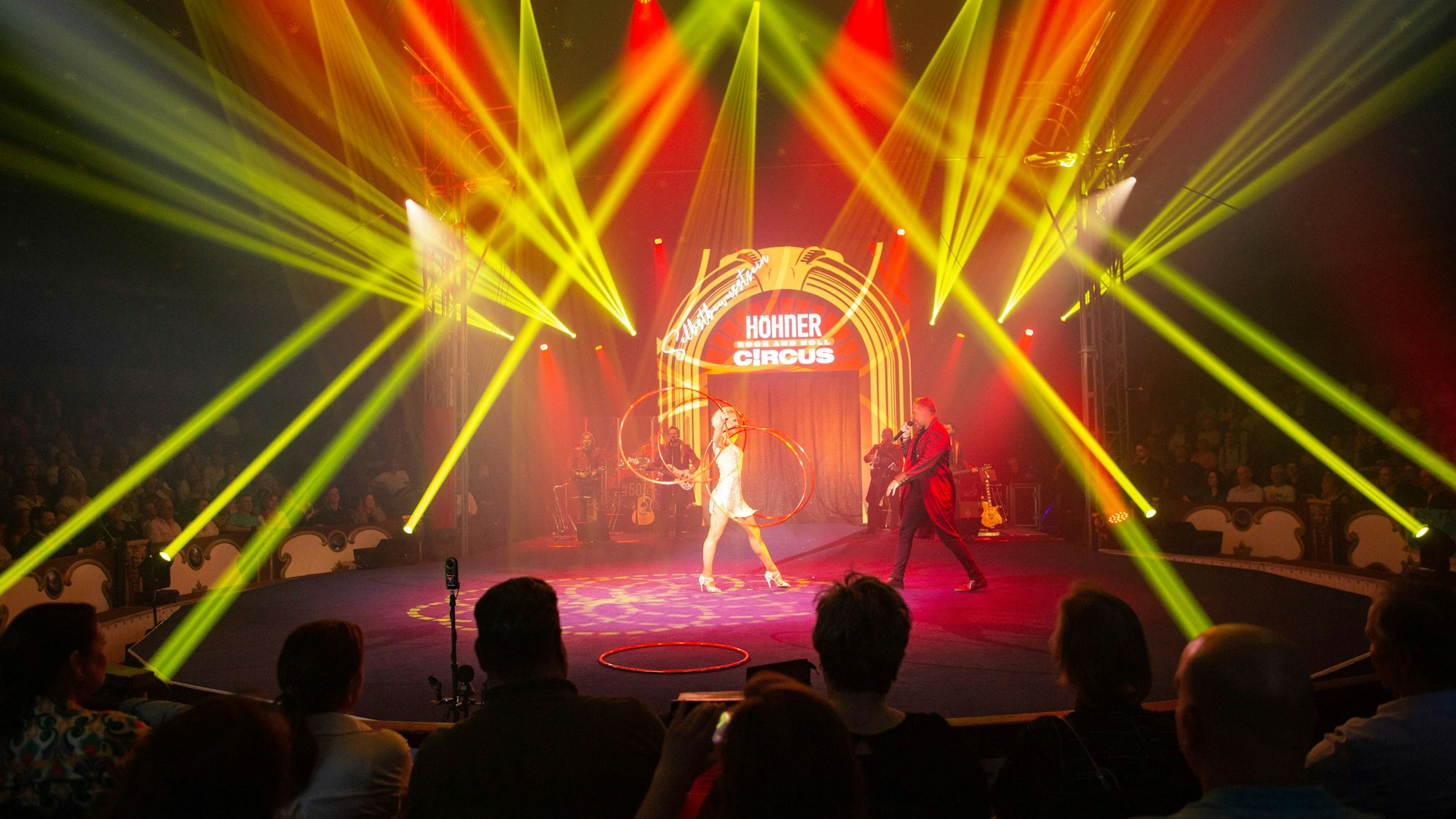 Während Patrick Lück „Prinzessin“ singt, beweist sich Julia Rasshivkinoder im voll besetzten Zirkuszelt am Messekreisel als Königin der Reifen.