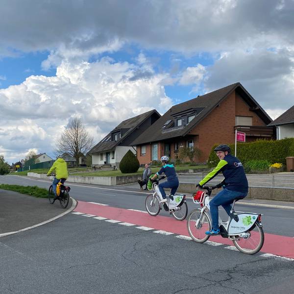 Der einseitige Radweg durch Glöbusch in Richtung Blecher mit dem Radwegbenutzungspflicht-Schild