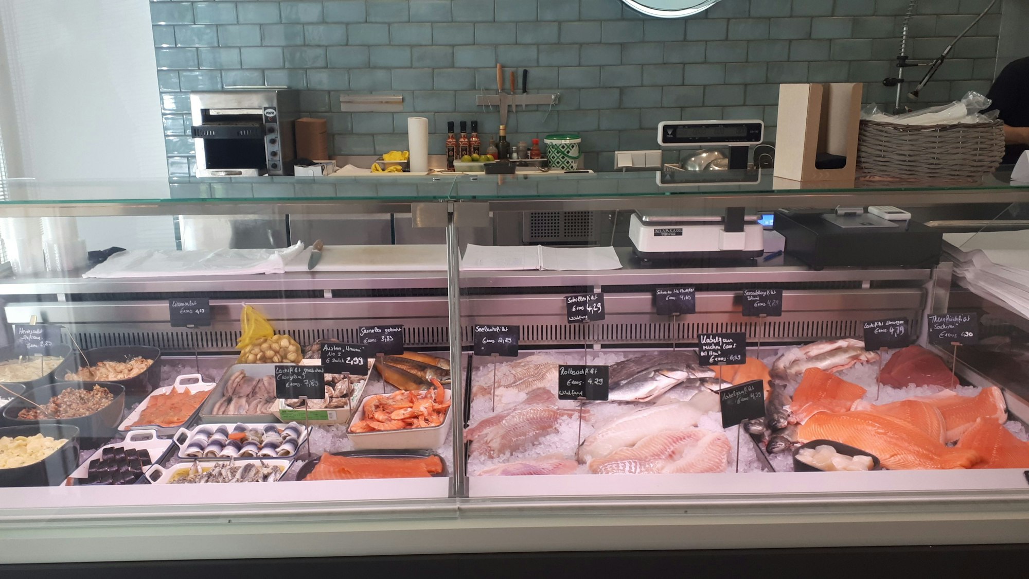 Frischer Fisch auf Eis liegt in der Theke.