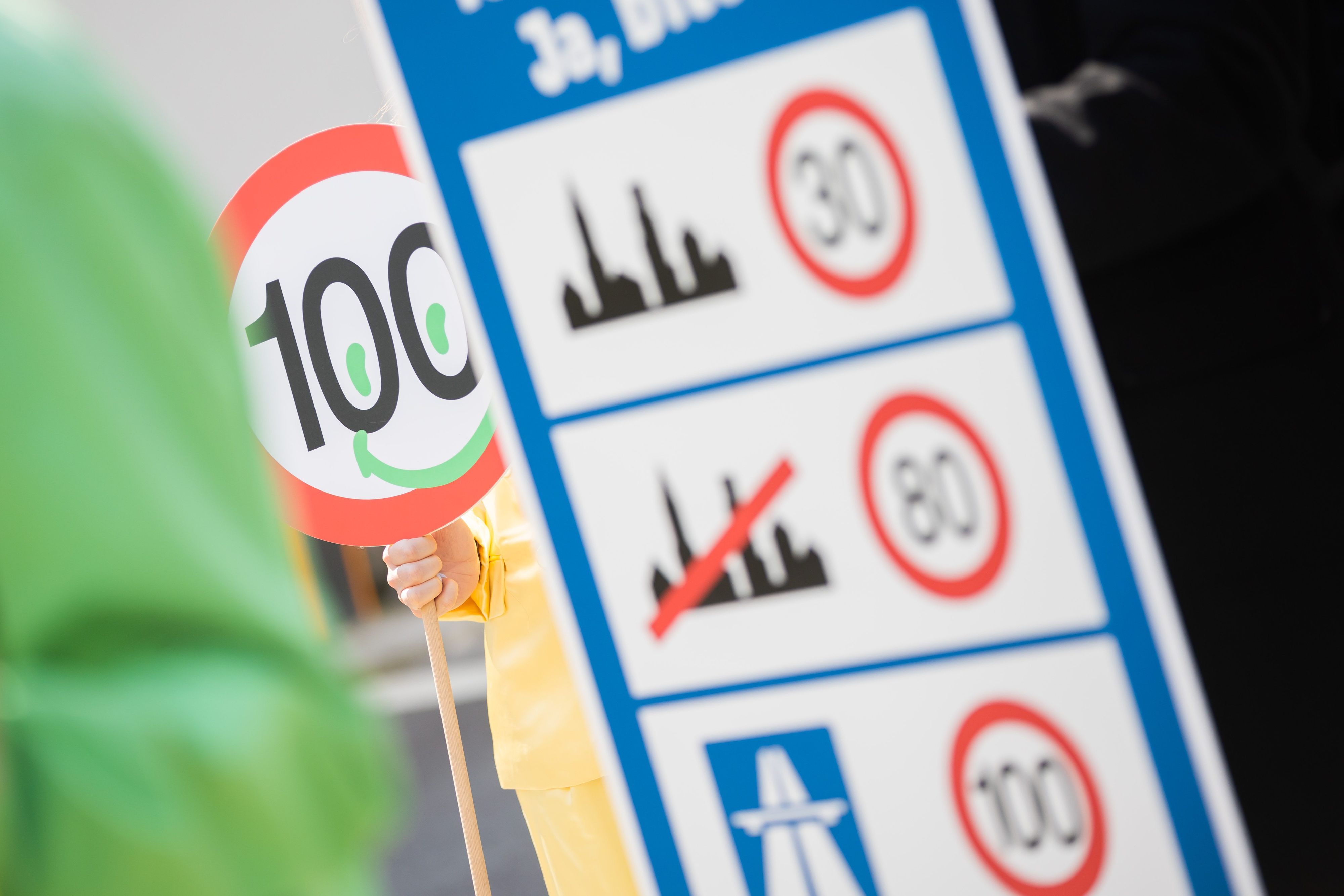21.04.2023, Berlin: Protestschilder zum Tempolimit sind vor dem Veranstaltungsort des FDP-Bundesparteitags zu sehen.