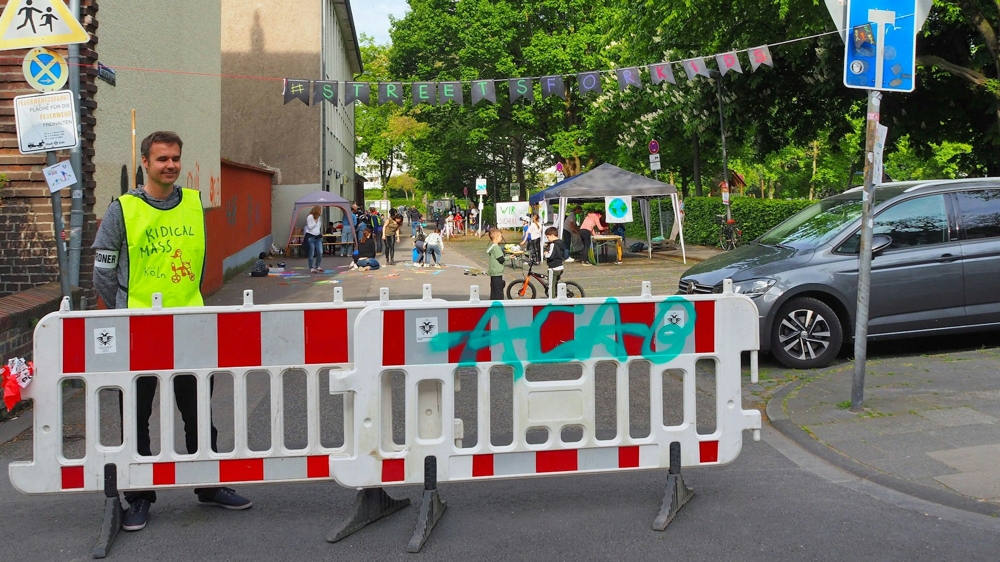 Schulstraßenaktion an der Rosenzweigwegschule, abgesperrte Sackgasse