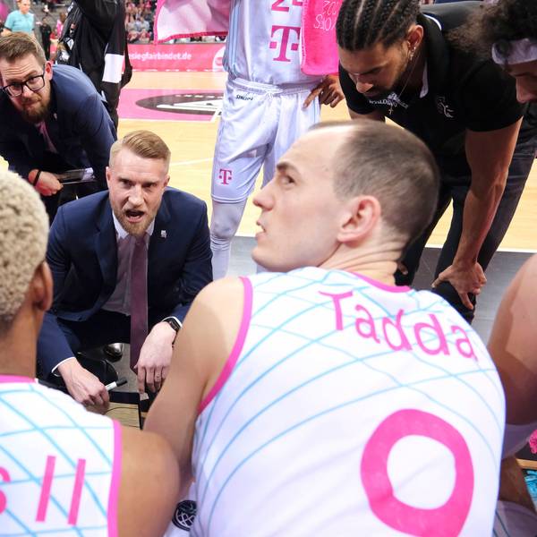 Auszeit: Trainer Tuomas Iisalo mit Team Telekom Baskets Bonn vs. SIG Strasbourg , Basketball Champions League BCL Foto: Jörn Wolter *** Time out coach Tuomas Iisalo with team Telekom Baskets Bonn vs SIG Strasbourg , Basketball Champions League BCL Photo Jörn Wolter