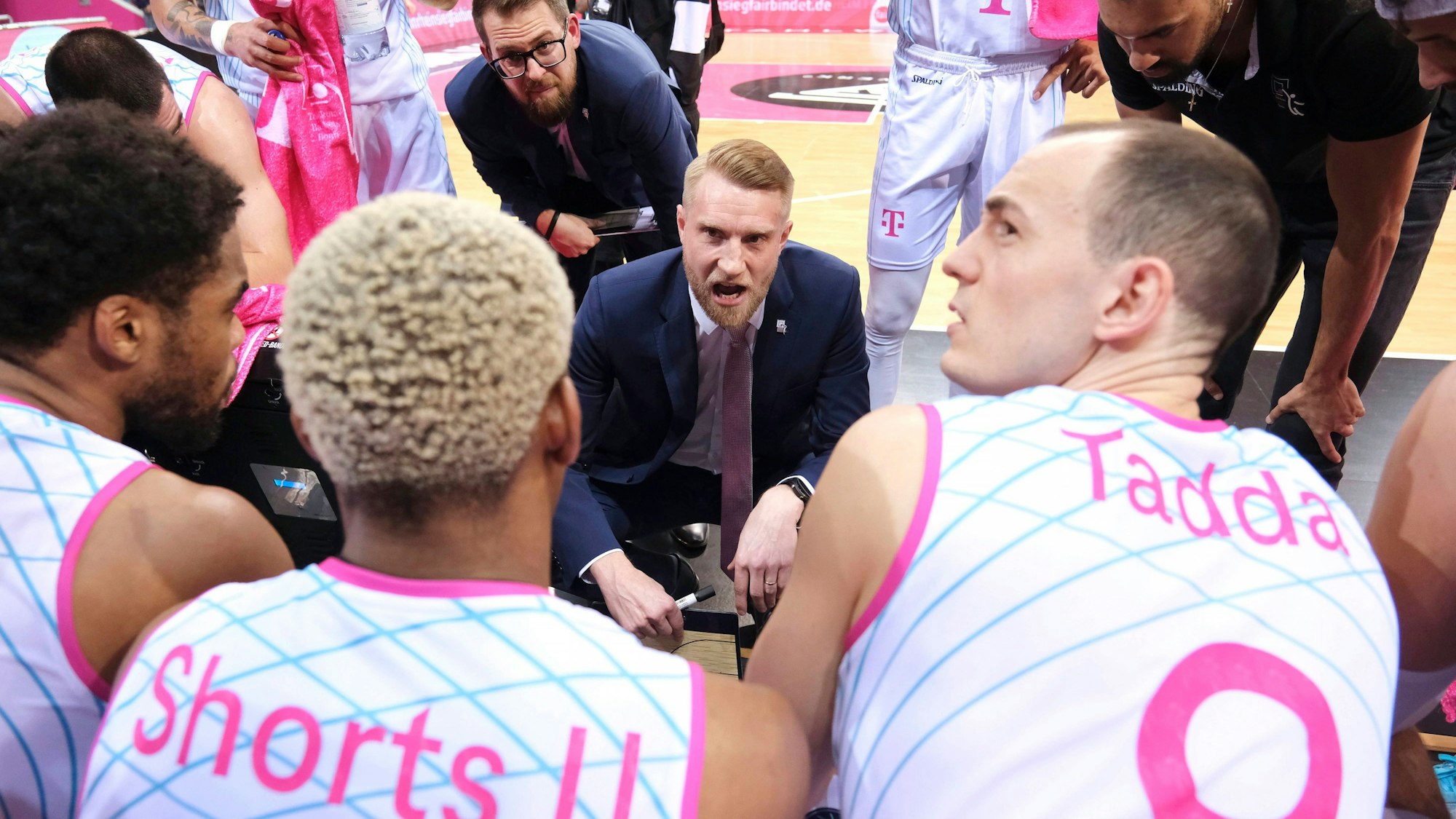Auszeit: Trainer Tuomas Iisalo mit Team Telekom Baskets Bonn vs. SIG Strasbourg , Basketball Champions League BCL Foto: Jörn Wolter *** Time out coach Tuomas Iisalo with team Telekom Baskets Bonn vs SIG Strasbourg , Basketball Champions League BCL Photo Jörn Wolter