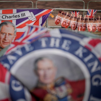 Königliche Memorabilien schmücken einen Zaun entlang der Krönungsroute auf der Mall vor den Feierlichkeiten zur Krönung.