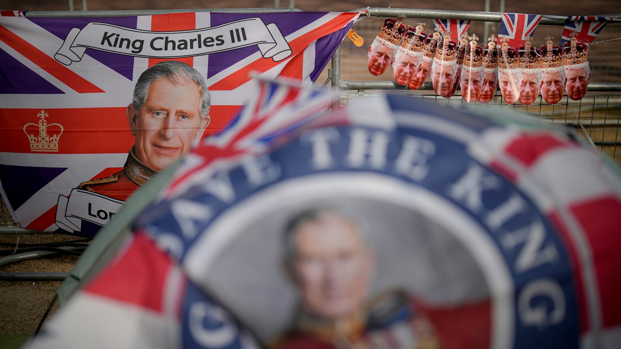 Königliche Memorabilien schmücken einen Zaun entlang der Krönungsroute auf der Mall vor den Feierlichkeiten zur Krönung.