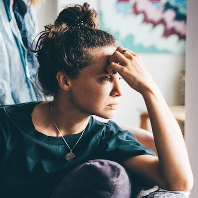 Frau legt grübelnder Freundin Hand auf die Schulter