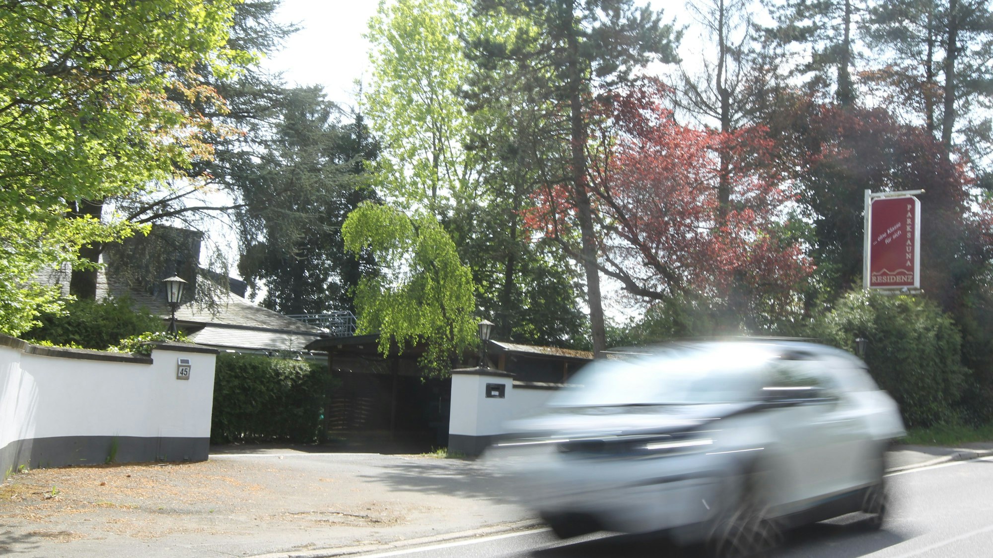 Centaurus in der ehemaligen Parksauna Residenz die jahrelang als Bordell genutzt wurde in Lohmar Durbusch gibt es Beschwerden wegen der Lautsträke Lärmbelästigung