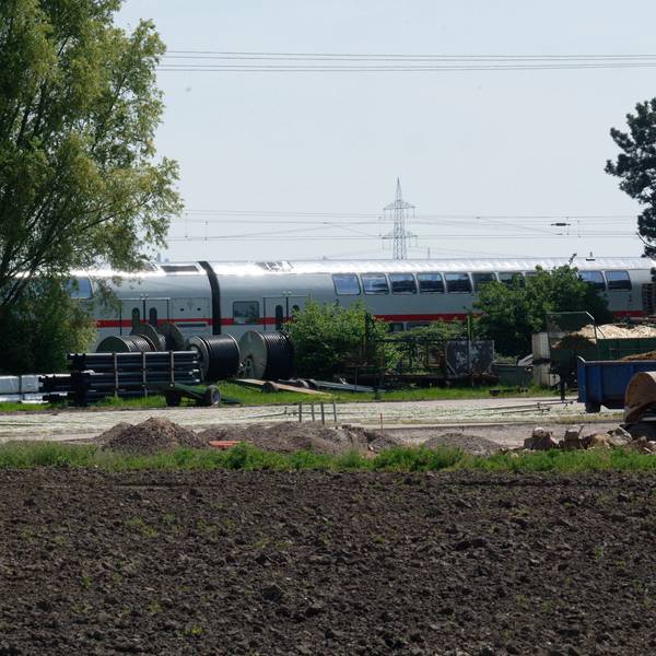 Am Donnerstag ist ein Zug nahe Köln auf einer Bahnstrecke in eine Gruppe von Arbeitern gefahren. Warum die Arbeiter offenbar nicht gewarnt wurden, ist nun Teil der Ermittlungen.