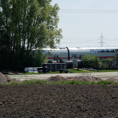 Am Donnerstag ist ein Zug nahe Köln auf einer Bahnstrecke in eine Gruppe von Arbeitern gefahren. Warum die Arbeiter offenbar nicht gewarnt wurden, ist nun Teil der Ermittlungen.