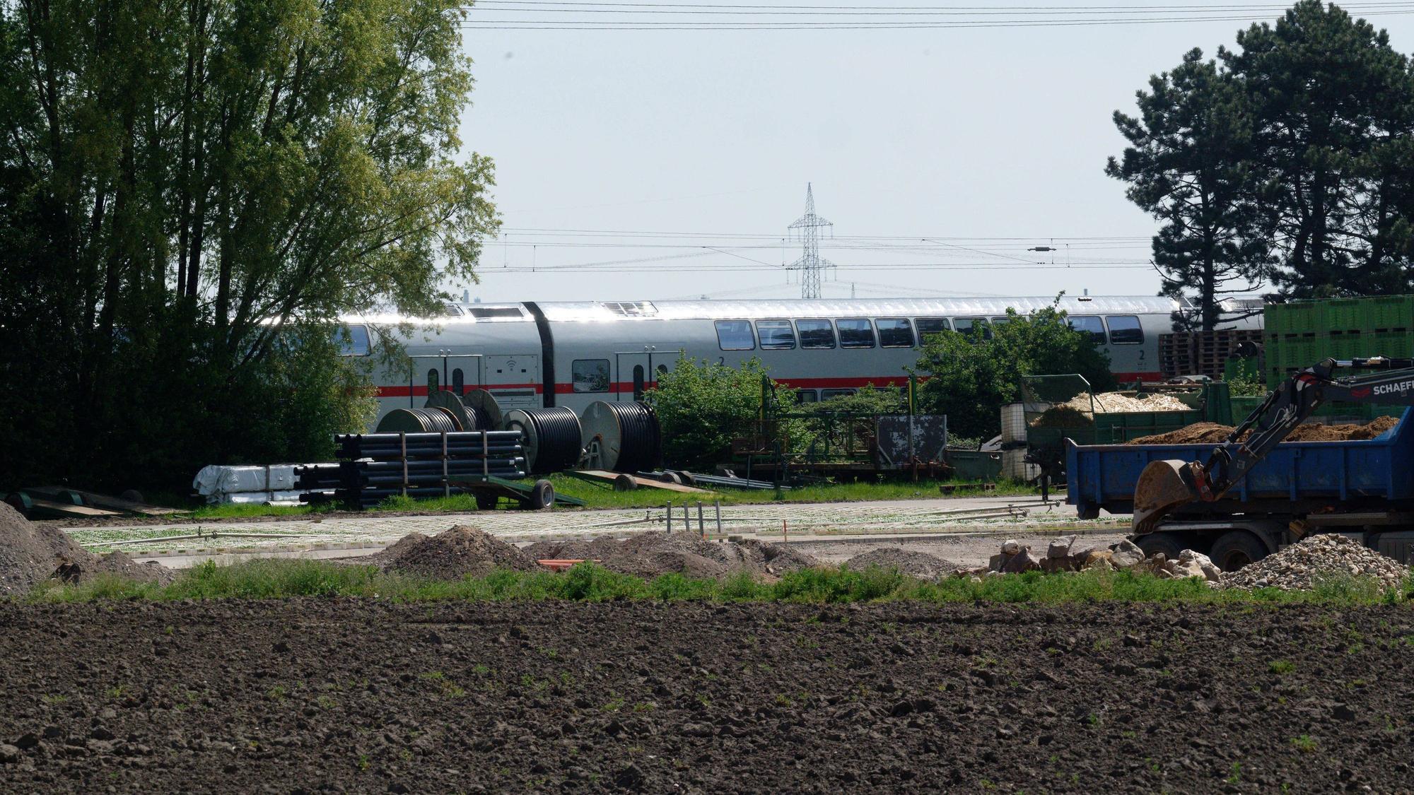 Am Donnerstag ist ein Zug nahe Köln auf einer Bahnstrecke in eine Gruppe von Arbeitern gefahren. Warum die Arbeiter offenbar nicht gewarnt wurden, ist nun Teil der Ermittlungen.