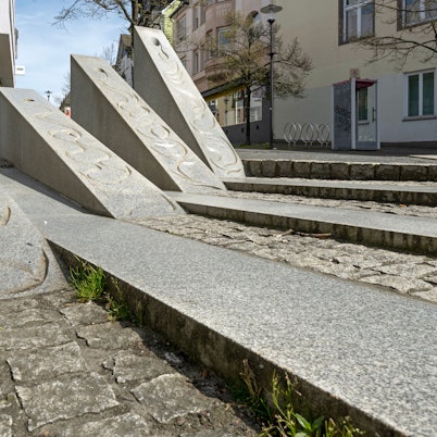In einem Wasserlauf ohne Wasser wächst Unkraut.