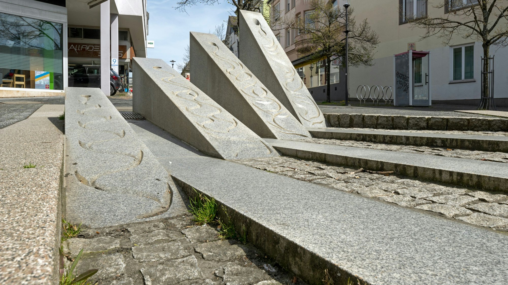 In einem Wasserlauf ohne Wasser wächst Unkraut.