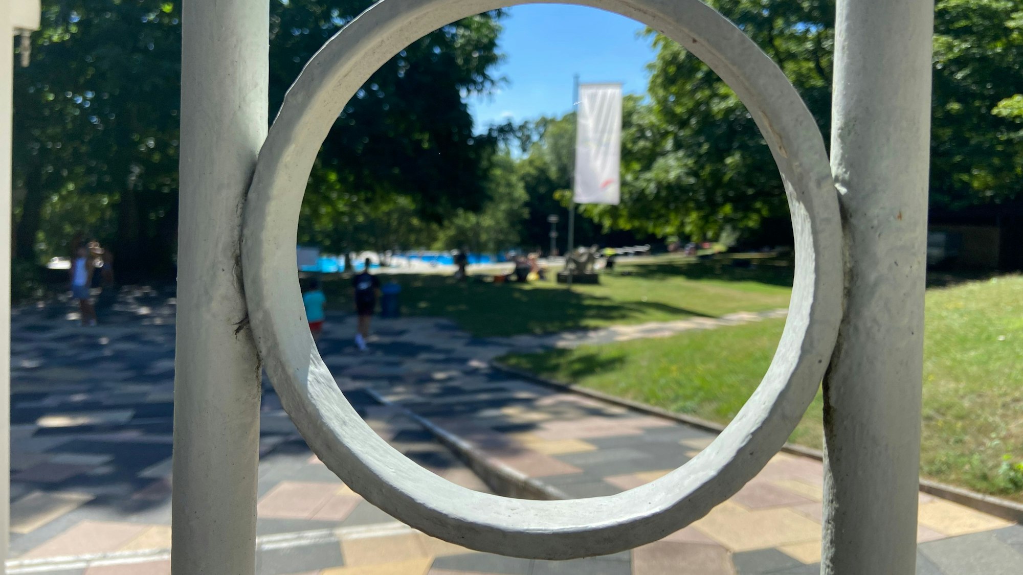 Das Bild zeigt den Eingang des Terrassenfreibades in Frechen