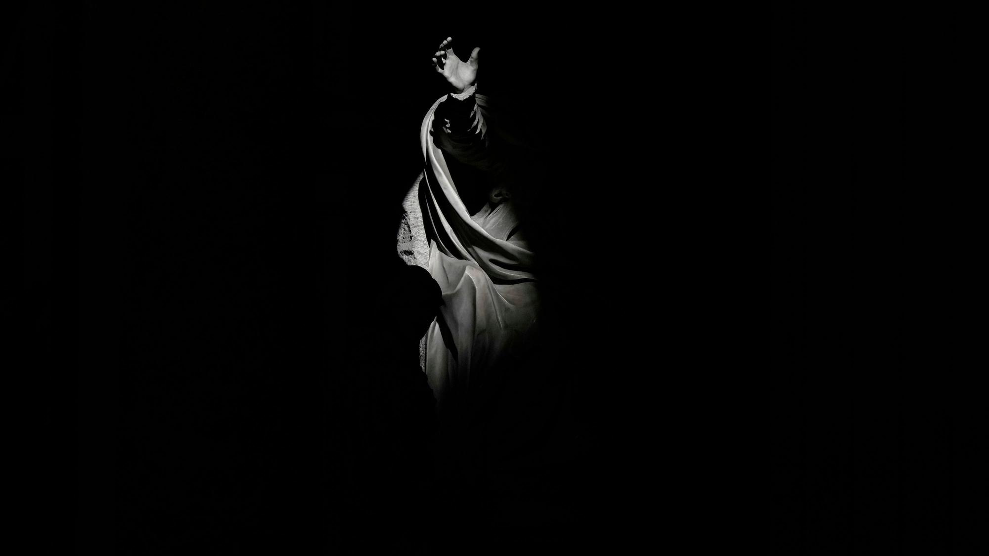 06.04.2023, Vatikan, Vatikanstadt: Blick auf eine Statue im Inneren des Petersdoms während der Chrisammesse. Mit der Chrisammesse leitet der Papst die Feierlichkeiten zum Osterfest ein. Während der Messe im Petersdom weiht er traditionell die heiligen Öle, die im Kirchenjahr etwa für Taufen, Priesterweihen oder Krankensalbungen verwendet werden.