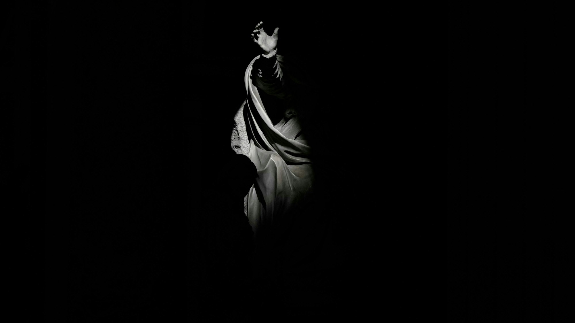 06.04.2023, Vatikan, Vatikanstadt: Blick auf eine Statue im Inneren des Petersdoms während der Chrisammesse. Mit der Chrisammesse leitet der Papst die Feierlichkeiten zum Osterfest ein. Während der Messe im Petersdom weiht er traditionell die heiligen Öle, die im Kirchenjahr etwa für Taufen, Priesterweihen oder Krankensalbungen verwendet werden.