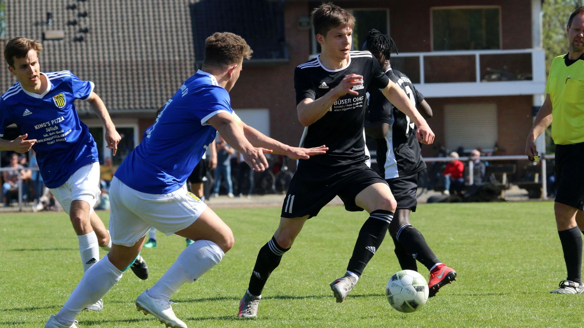 Jonas Küpper vom SV Nierfeld führt den Ball.