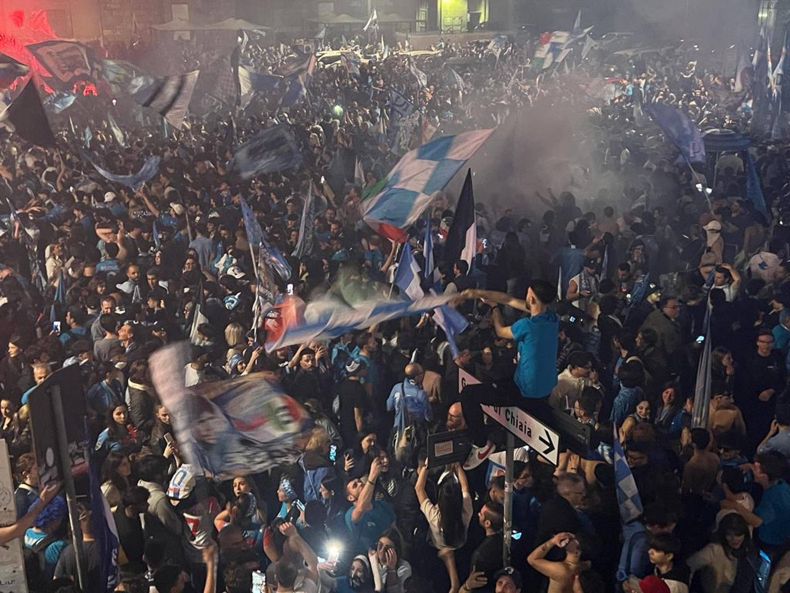 Fans des SSC feiern den ersten Meister-Titel nach 33 Jahren im Zentrum von Napoli.