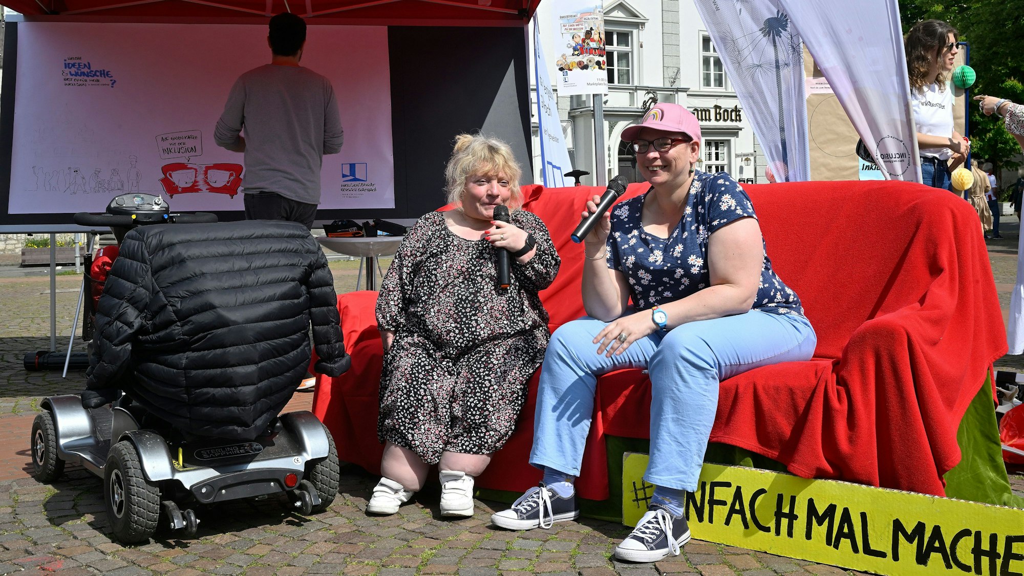 Aktion Inklusionsbeirat zum Protesttag zur Gleichstellung von Menschen mit Behinderung mit einer roten Couch.