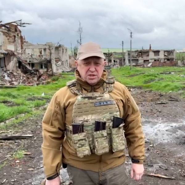Der Gründer von PMC Wagner, Jewgeni Prigoschin, steht Anfang Mai vor Trümmern im Donbass.